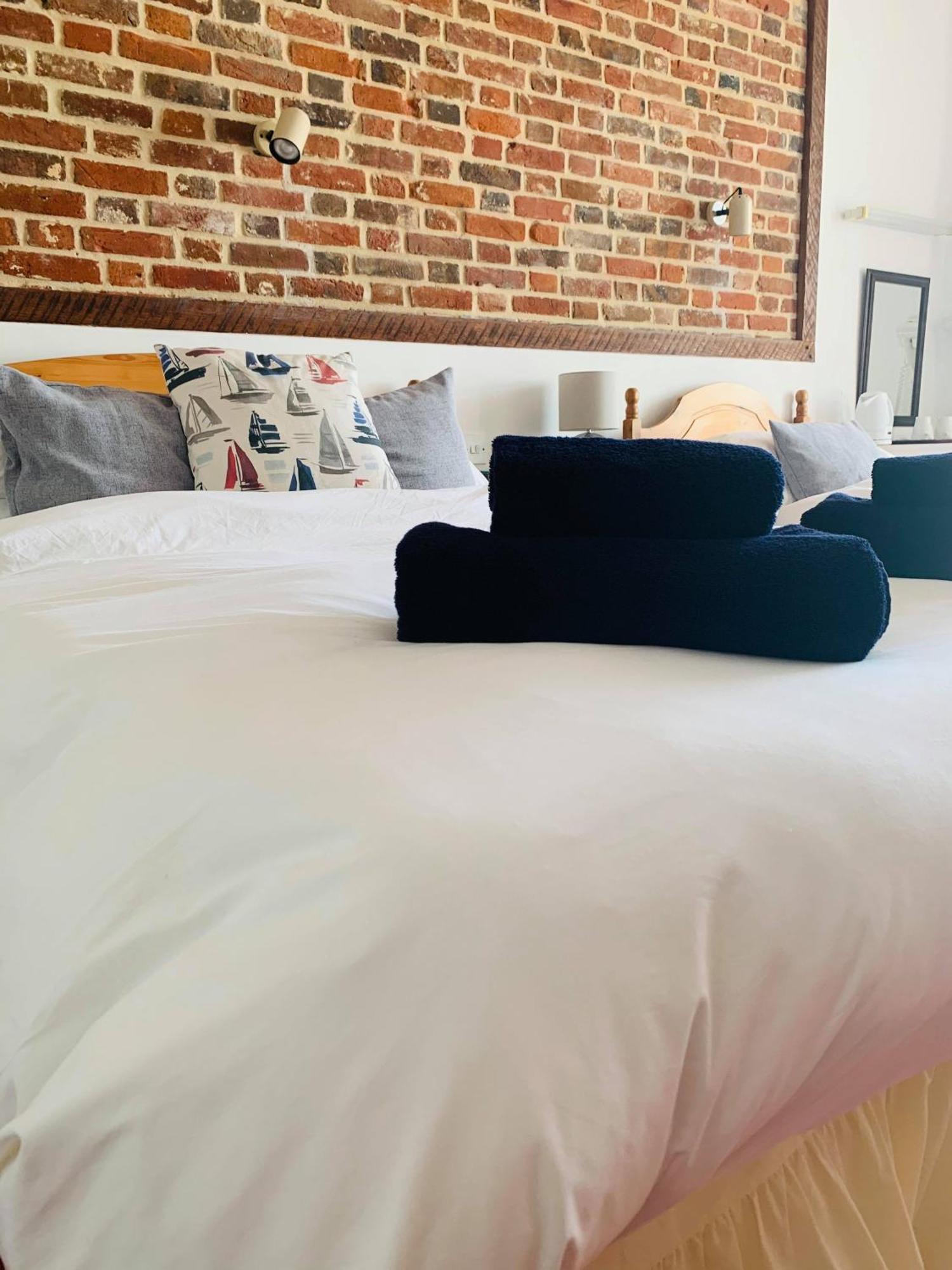 Ye Olde White Harte Hotel Burnham-on-Crouch Room photo